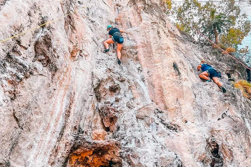 Скалолазание на пляже Рейли в Краби вид 5